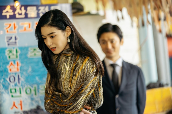 5 Gaya Fashion Karismatik Jung Eun Chae dalam Serial The King: Eternal Monarch