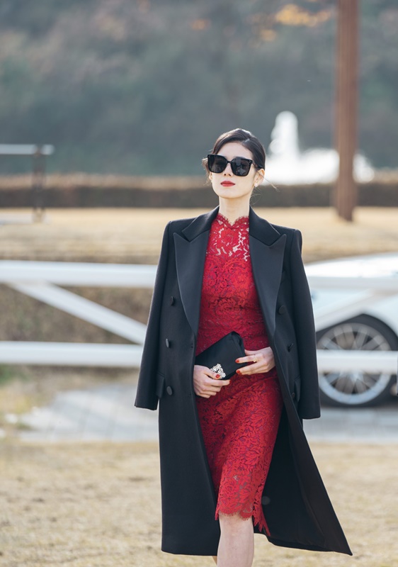 5 Gaya Fashion Karismatik Jung Eun Chae dalam Serial The King: Eternal Monarch