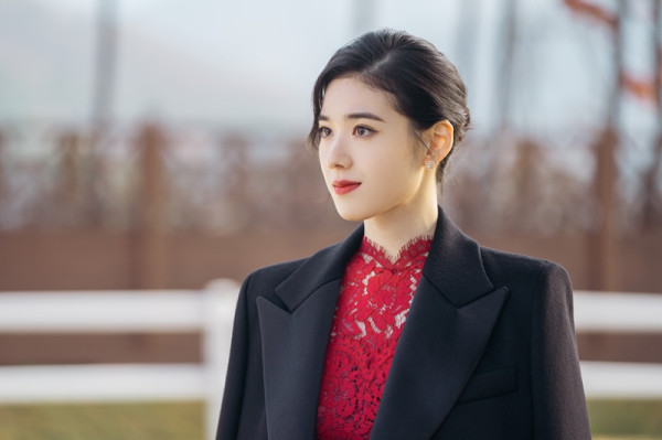 5 Gaya Fashion Karismatik Jung Eun Chae dalam Serial The King: Eternal Monarch