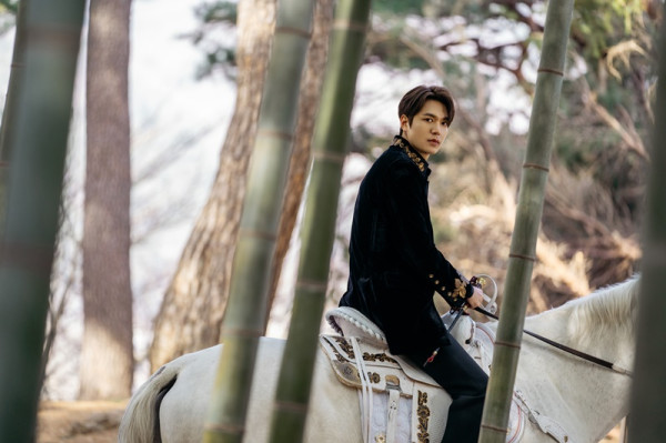 Lee Min Ho Jadi Kaisar: Pamer Otot Kekar dan Bangun Chemistry dengan Kuda