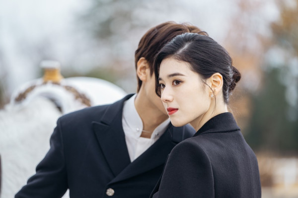 5 Gaya Fashion Karismatik Jung Eun Chae dalam Serial The King: Eternal Monarch
