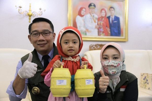 Gubernur Apresiasi 2 Bocah yang Sumbangkan Tambungan untuk Penanggulangan Corona