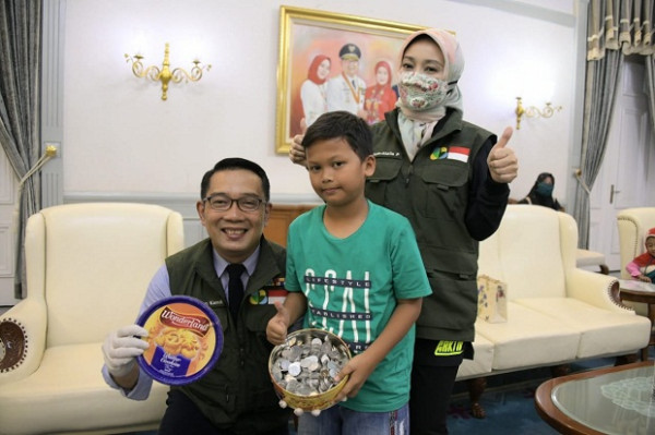 Gubernur Apresiasi 2 Bocah yang Sumbangkan Tambungan untuk Penanggulangan Corona
