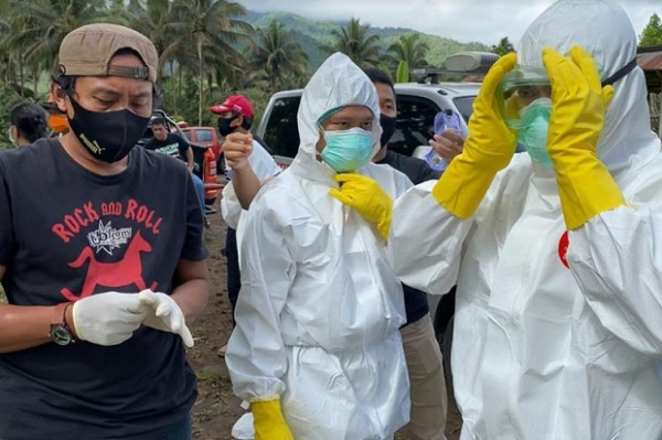 Kapolresta Manado Ikut Gali Pemakaman Jenazah Pasien COVID-19