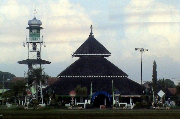 Wisata Religi : Mengenal Masjid Tertua di Indonesia