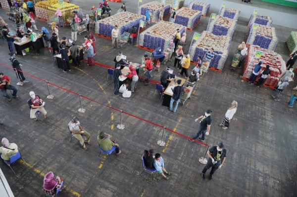 Launching Lumbung Pangan Jatim Terapkan Physical Distancing Selama Belanja