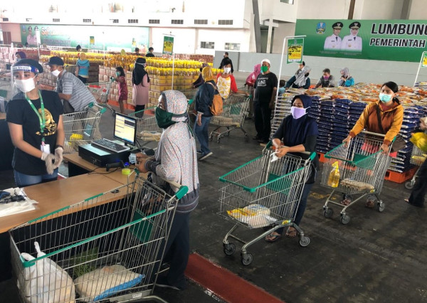 Launching Lumbung Pangan Jatim Terapkan Physical Distancing Selama Belanja