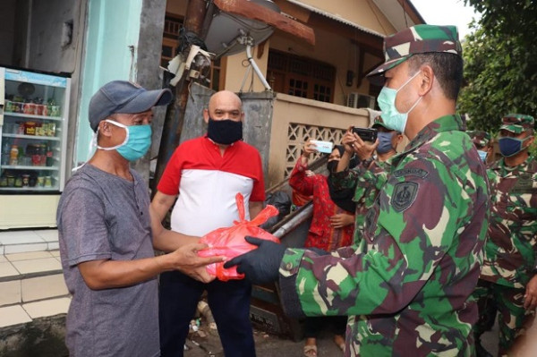 Bantu Warga Terdampak Covid-19, Rektor Unhan Bagikan Makanan Siap Saji
