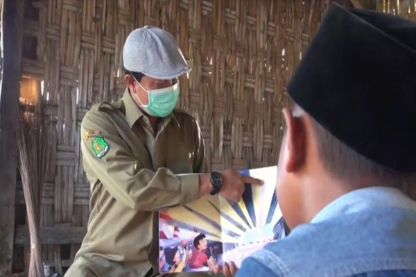 Kisah Guru Teladan yang Rela Mengajar Para Muridnya dari Rumah ke Rumah