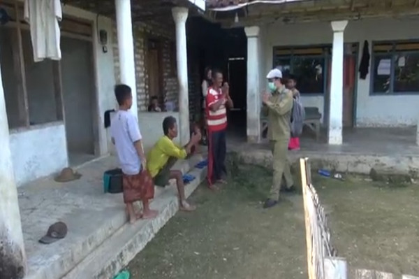 Kisah Guru Teladan yang Rela Mengajar Para Muridnya dari Rumah ke Rumah