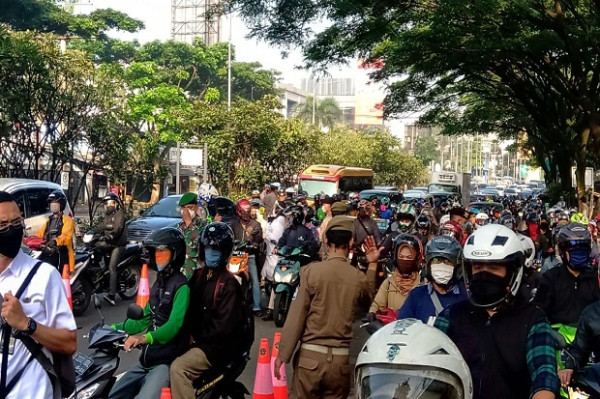 Hari Pertama PSBB, Banyak Warga Tak Pakai Masker dan Berboncengan Motor