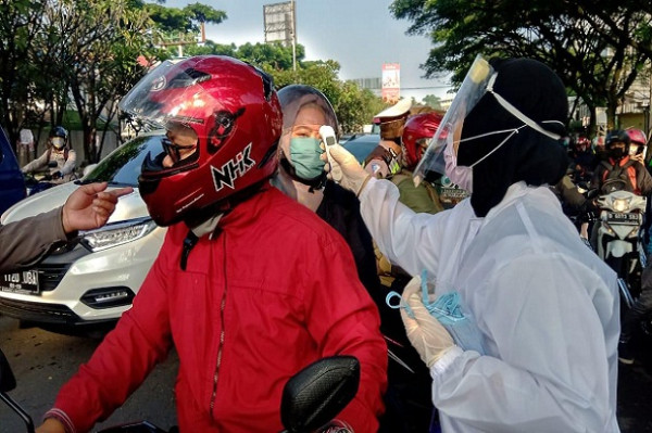 Hari Pertama PSBB, Banyak Warga Tak Pakai Masker dan Berboncengan Motor