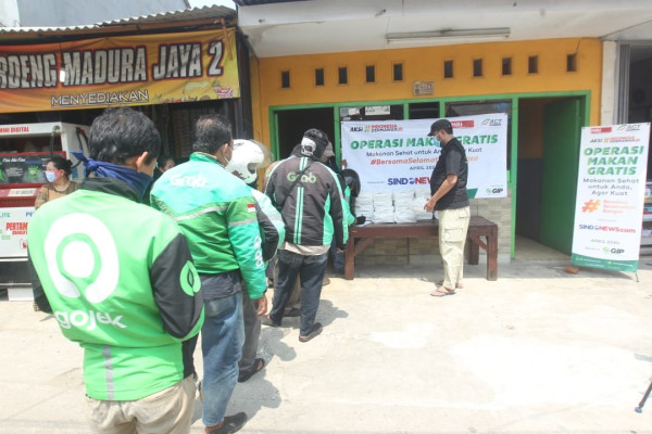 Operasi Makan Gratis ACT-SINDOnews Berkah bagi Ojek Online Depok