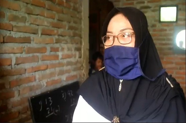 Murid Tak Punya HP Android, Guru Ini Rela Jemput Bola Mengajar ke Rumah Siswanya