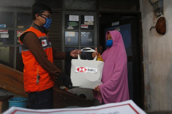 Gandeng Rumah Zakat, HSBC Bantu APD untuk 35 Rumah Sakit di Indonesia
