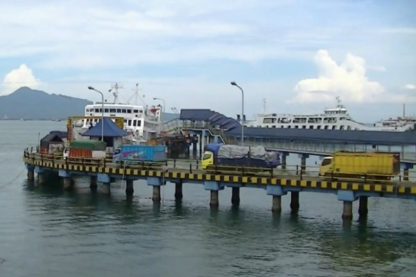 Minim Pemudik, Pelabuhan Ketapang Dipadati Truk Ekspedi ke Bali