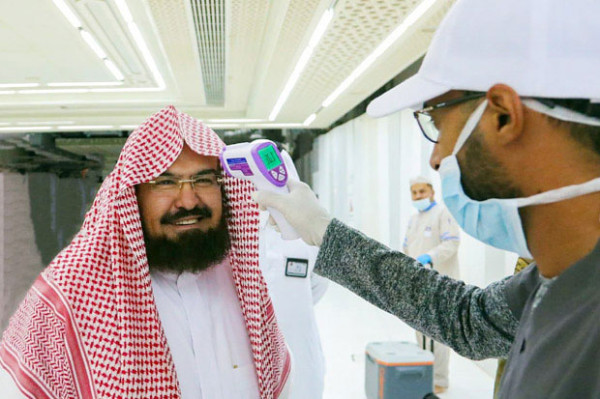 Imam Masjidil Haram Jalani Pemeriksaan Suhu Tubuh saat Masuk Kabah