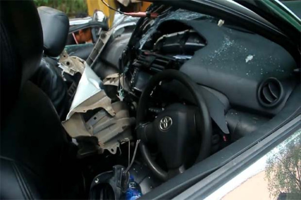 Pengemudi Diduga Ngantuk, Sedan Seruduk Bokong Tronton Parkir