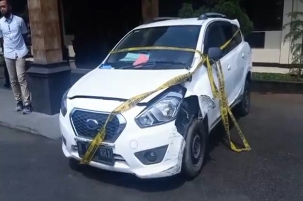 2 Pasangan Sejenis Bantai...
