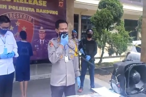 2 Pasangan Sejenis Bantai...