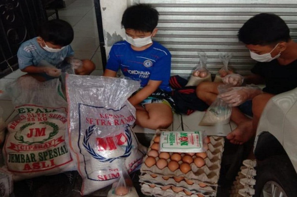 Empati di Tengah Wabah, Warga Arcamanik Gantungkan Sembako di Pagar Rumah