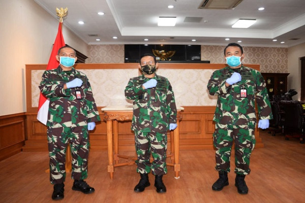 Brigjen TNI Totok Serahkan Jabatan Karo Humas Kemhan ke Kolonel Ignatius