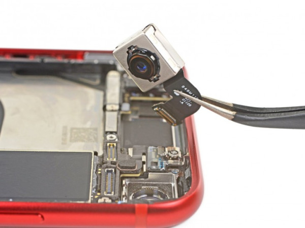 Hahaha, Ternyata iPhone SE 2020 Hanya iPhone 8 yang Ganti Chipset
