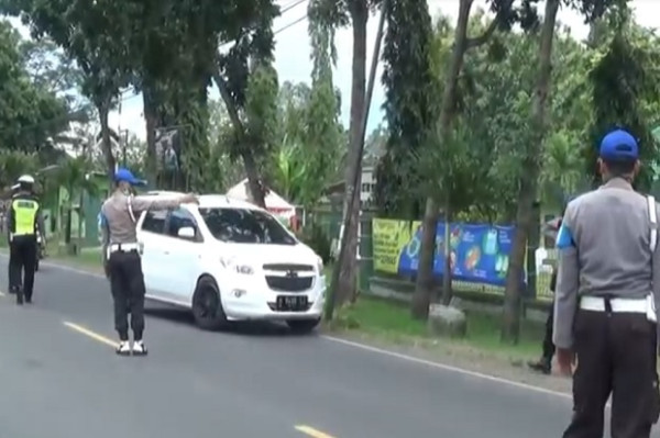 Polisi Hadang Pemudik di Perbatasan Jatim-Jateng