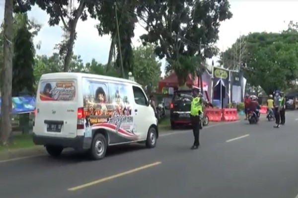 Polisi Hadang Pemudik di Perbatasan Jatim-Jateng
