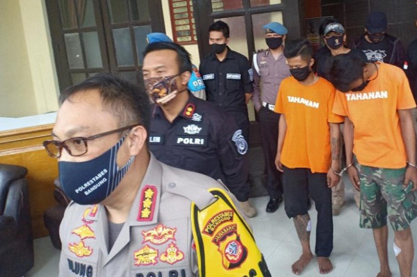 Tepergok Mencuri, Dua Pemuda di Bandung Aniaya Nenek-nenek