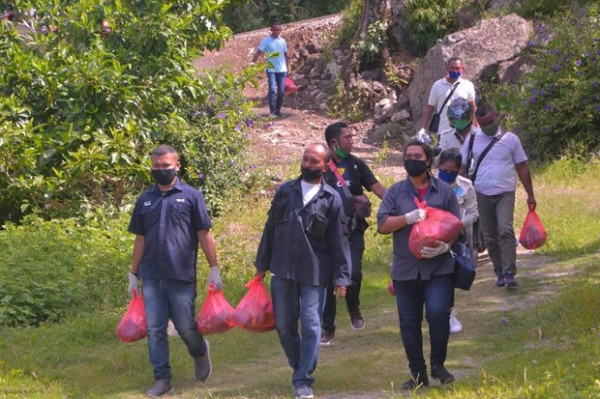 Jurnalis di Perbatasan RI-RDTL Bagikan Masker dan Sembako bagi Warga Belu