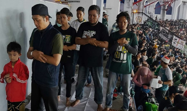 Ikut Perangi COVID-19, Bonek Hijrah Lakukan Aksi Bagi Sembako