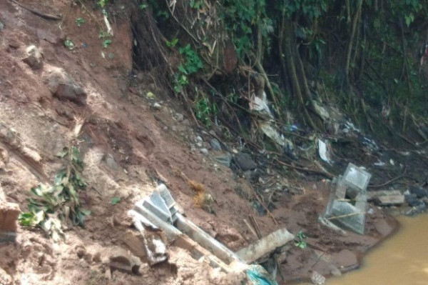 Hujan Deras Rusak 24 Makam di TPU Cikutra, Ada Jasad Hanyut di Sungai Cidurian