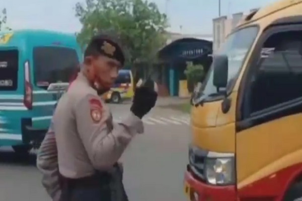 Di Pati Puluhan Kendaraan Travel Angkut Pemudik Dihadang Polisi dan Dipaksa Putar Balik
