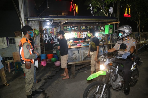 Hari ke-5 PSBB, Banyak Warung dan Resto Tak Patuhi Jam Malam