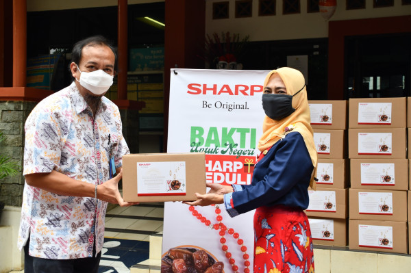 Sharp Indonesia Sebar 500 Sembako ke Warga Terdampak COVID-19