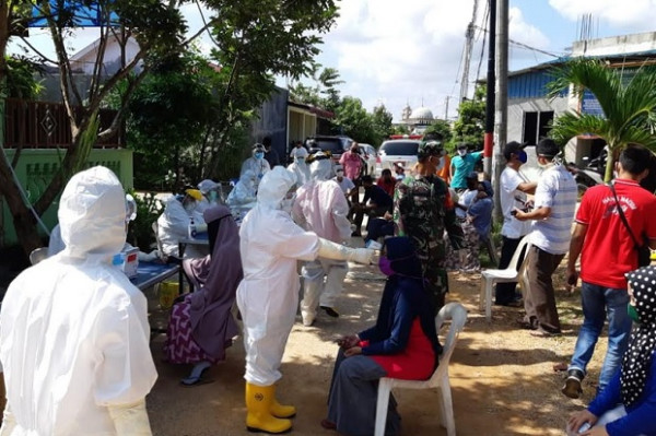1 Warga Positif COVID-19, Penghuni Taman Raya Tahap V Batam Jalani Rapid Test