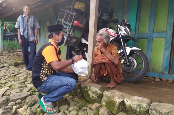 Peduli Lansia dan Janda, Kartar Satria Ngiliran Magetan Bagikan Paket Sembako