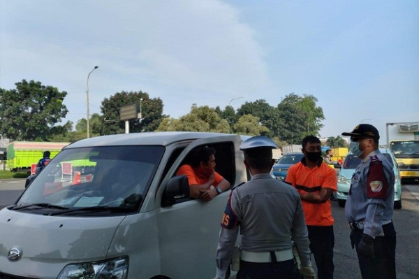 Mobil Pengiriman Paket Bawa 4 Pemudik Diminta Putar Balik ke Jakarta