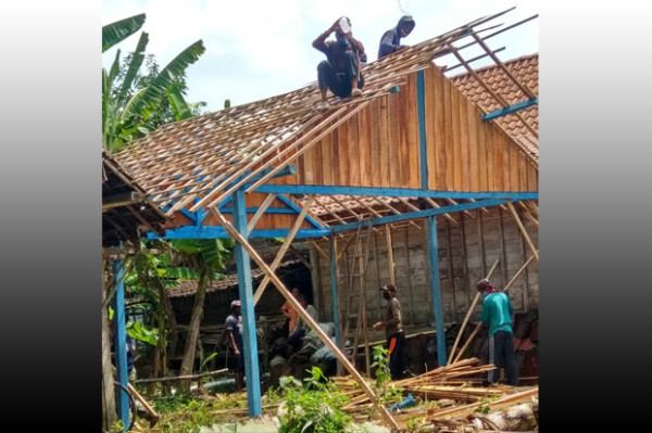 Cerita Kakek Lumpuh Hidup Memprihatinkan di Gubuk Bambu Reyot