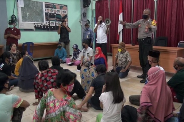 Protes Bansos, Warga Geruduk Kelurahan dan Nyaris Keroyok Ketua RW