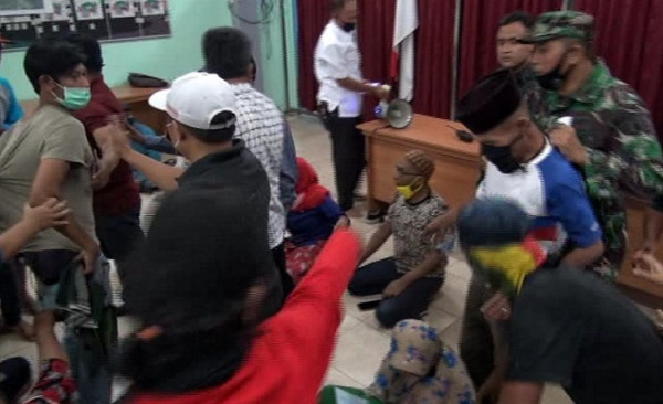Protes Bansos, Warga Geruduk Kelurahan dan Nyaris Keroyok Ketua RW