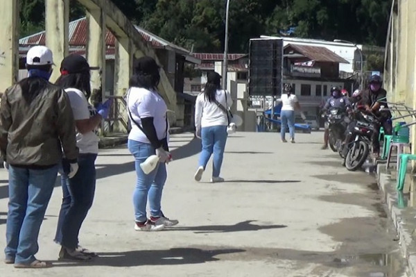 Aksi Heroik Ibu-ibu Jaga Posko COVID-19, Pengendara Bandel Disuruh Putar Balik