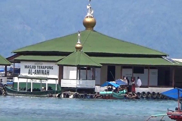 Menikmati Keindahan Arsitektur Masjid Terapung di Indonesia