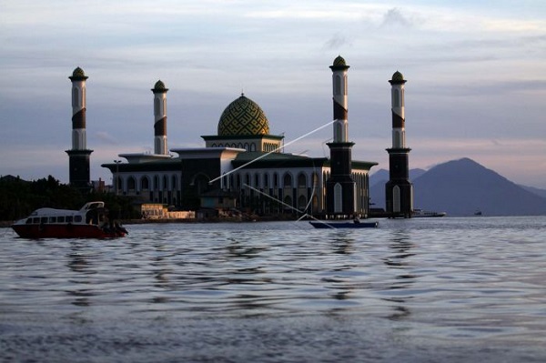 Melihat Keindahan Arsitektur Masjid Terapung di Indonesia
