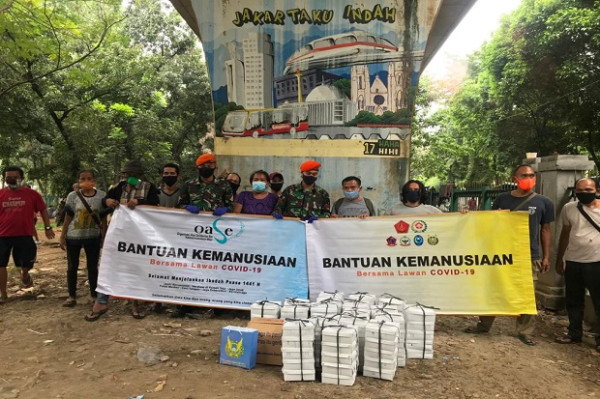 Paskhas TNI AU Salurkan Bantuan Kemanusiaan untuk Warga Terdampak Corona