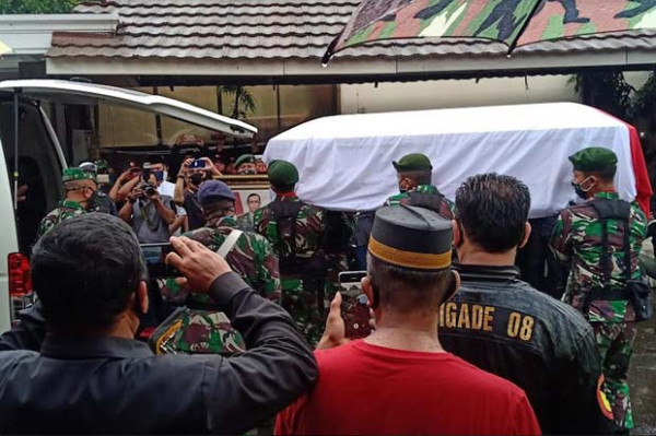 Upacara Penyerahan Jenazah Djoko Santoso Diiringi Rintik Hujan
