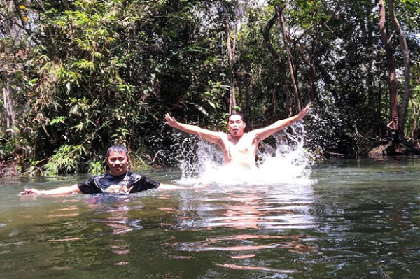 Sensasi Dingin dan Menyejukkan Sungai Bungir Prabumulih