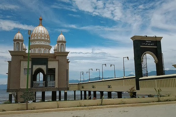 Melihat Keindahan Arsitektur Masjid Terapung di Indonesia