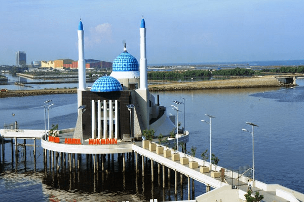 Melihat Keindahan Arsitektur Masjid Terapung di Indonesia